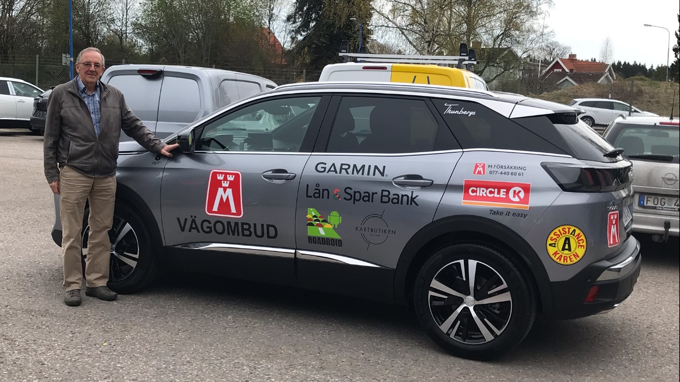 Vägombud Sven-Ola Nilsson med årets vägombudsbil - Peugeot 3008